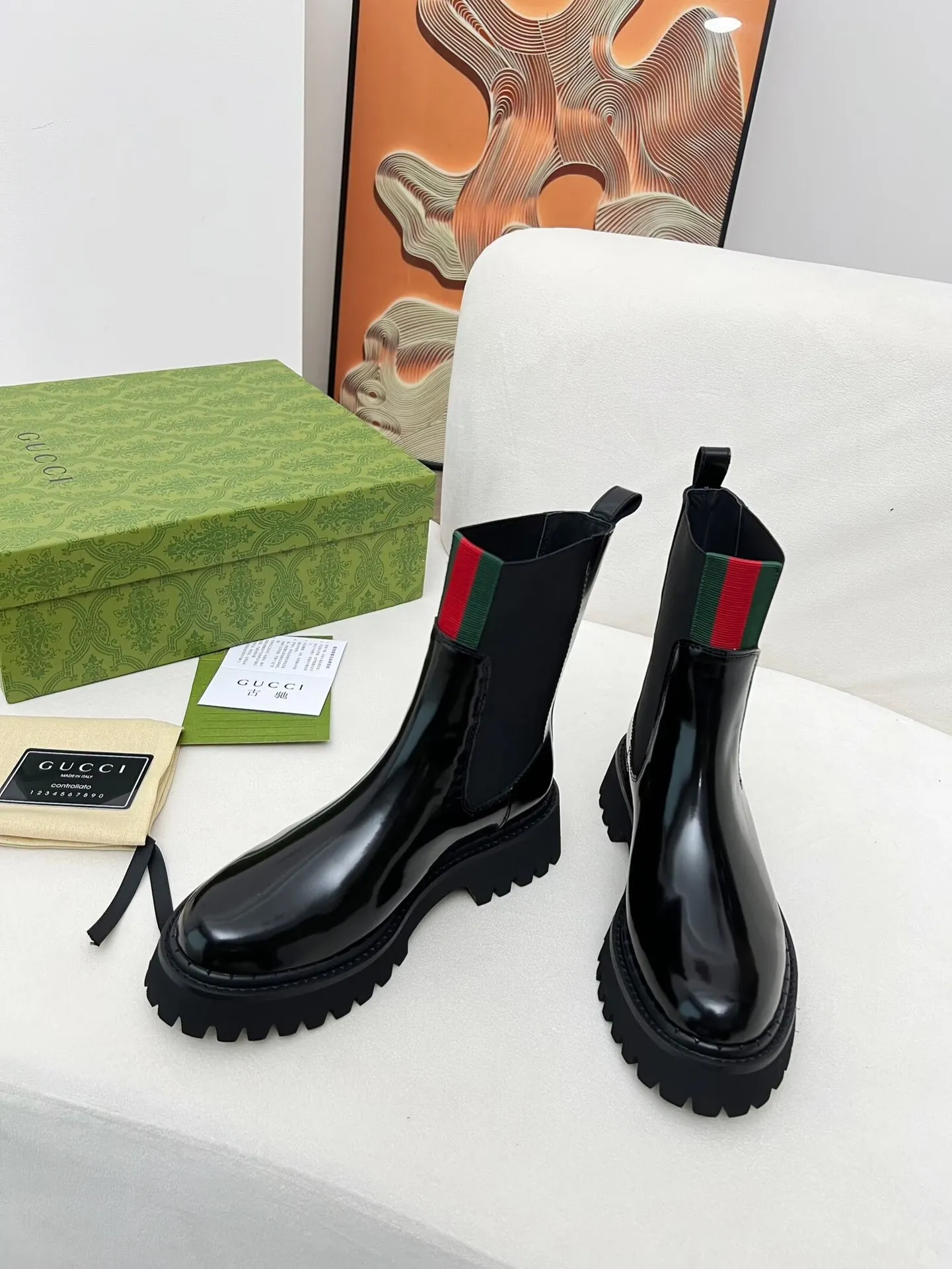 👟👟Ex-factory price 600👟👟 2025 latest version of Gucci GUCCI versatile Martin boots, easy to put on and take off, brand webbing color matching Heel height: 5cm Fabric: cowhide/open edge beads Inner/foot pads: black cowhide 🐂 Outsole is made of foam outsole Color: black Code number: 34-40. 34 and 41 42 Need to be customized Packaging: Comes with card and cloth bag.